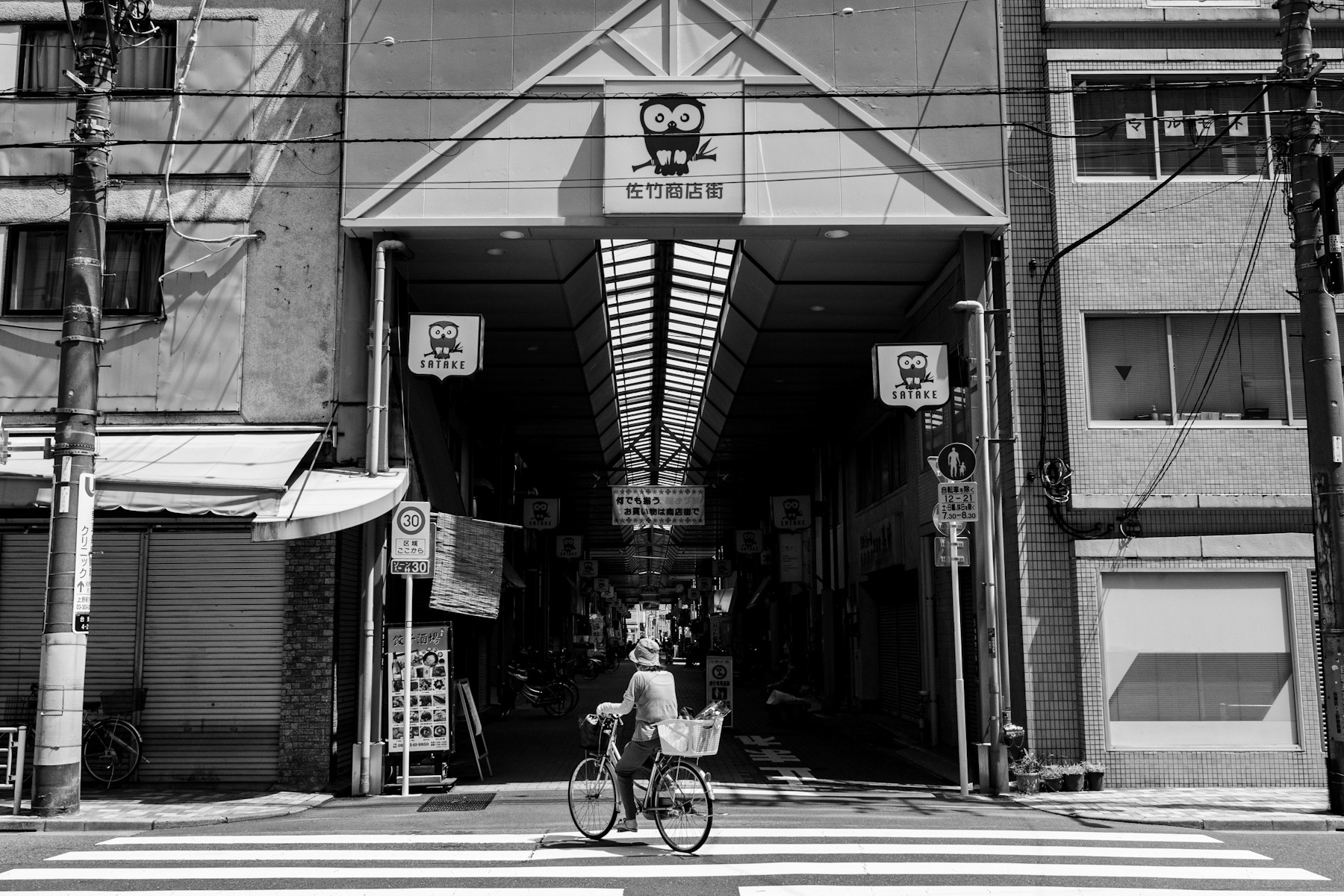 蔵前の通りを自転車で走る人